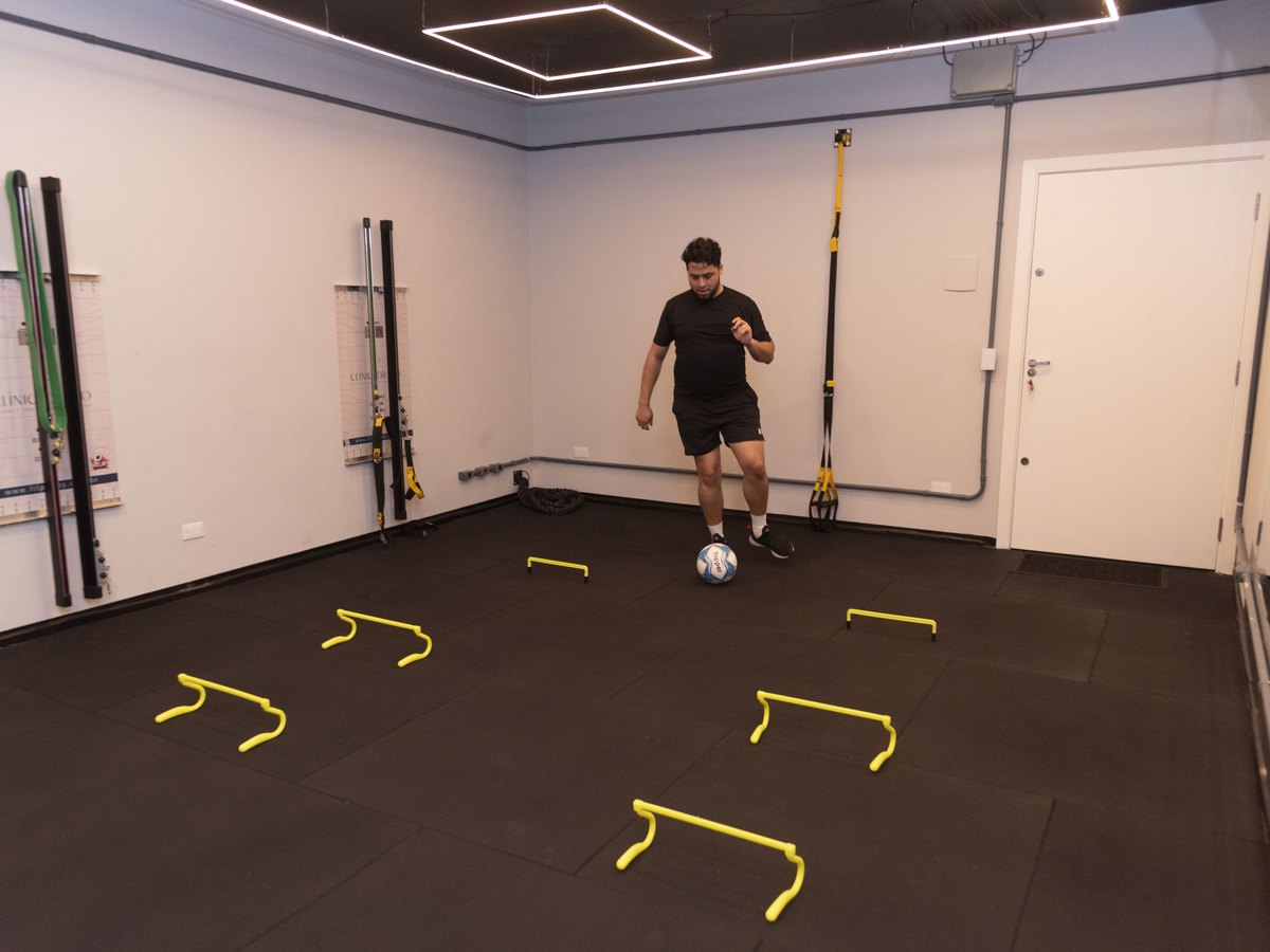 Circuito de agilidade com barreiras na sala de treino funcional