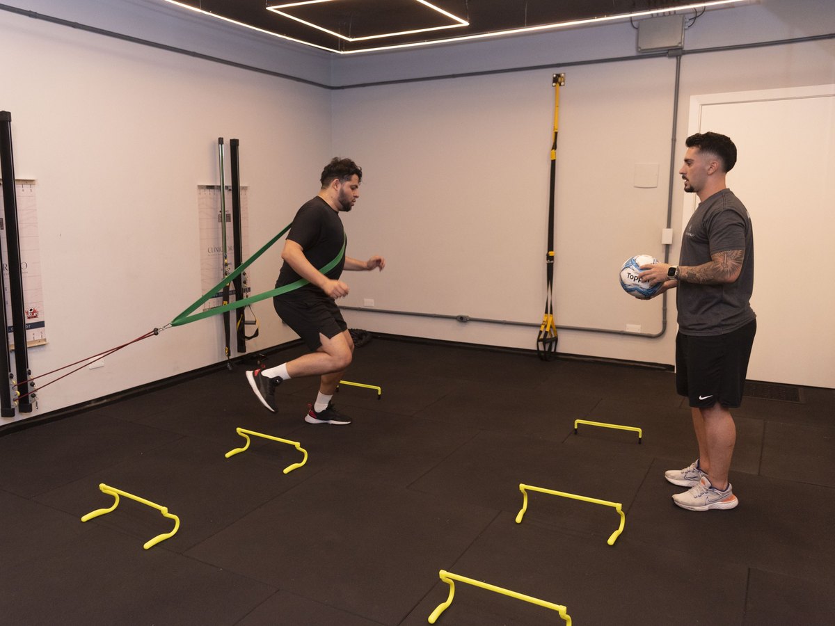 Exercício de agilidade conduzido pelo fisioterapeuta na sala de treino